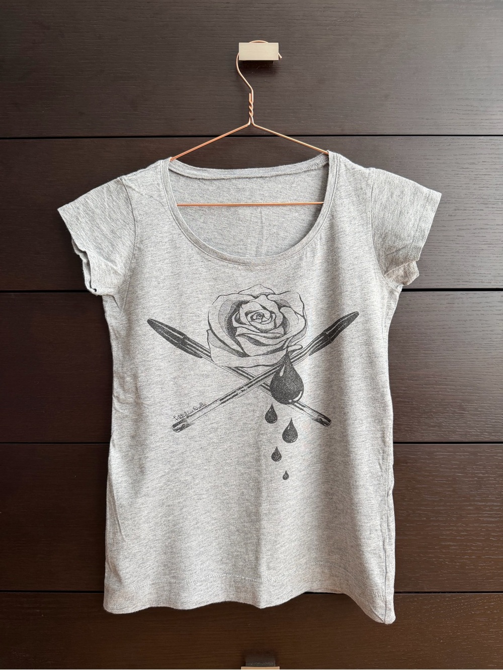 Vintage 55DSL Diesel - Women's Grey Graphic Scoop Neck Tee - Rose & Brushes